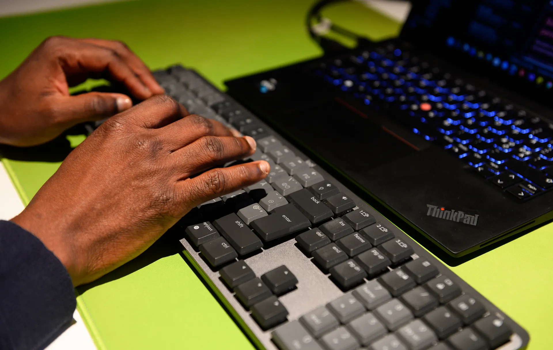 Hender ved tastatur i utviklingsmiljø