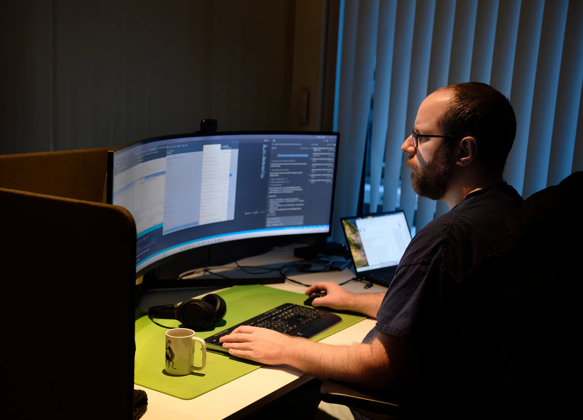 Utvikler ved arbeidsstasjon hos Devity