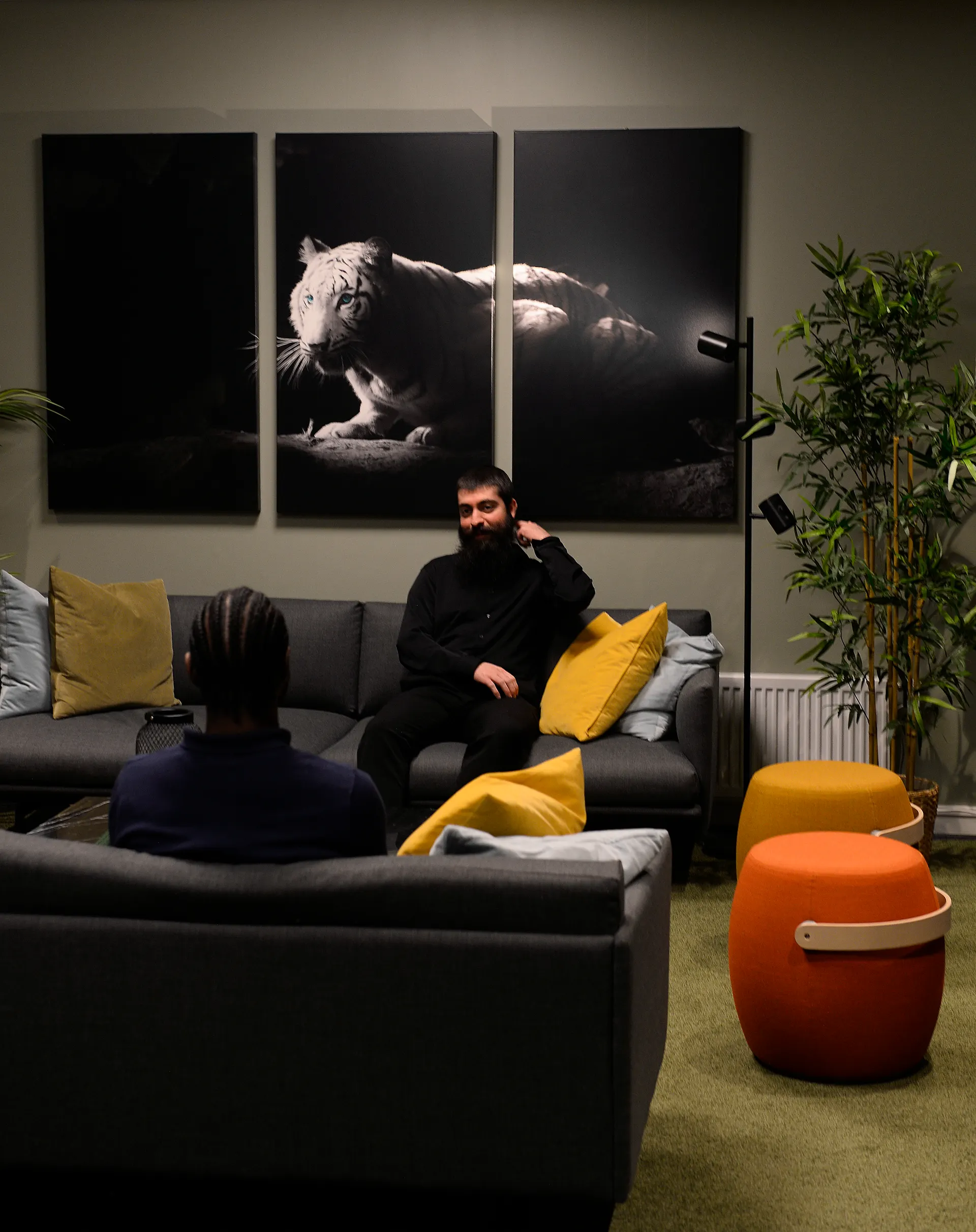 Samtale i lounge hos Devity